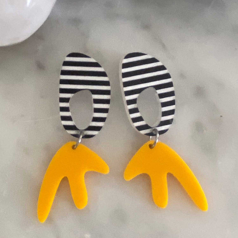 Gogo Fab Oval– Dark Yellow, Black and White Earring